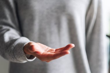 Metin veya ürün için fotokopi alanı olan açık avuç içi gösteren bir kadının yakın plan resmi