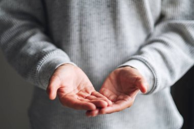 Metin ya da ürün için kopyalama alanı olan açık avuç içlerini gösteren bir kadının yakın plan resmi