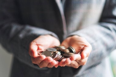 Ellerinde bozuk para tutan insanların yakın plan görüntüsü