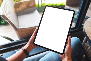 Boş beyaz masaüstü ekranlı siyah tablet bilgisayar tutan bir kadının görüntüsü