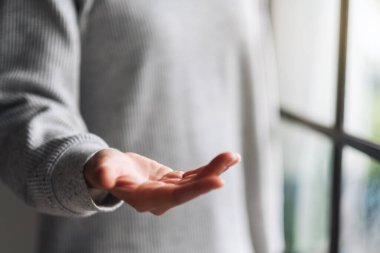 Metin veya ürün için fotokopi alanı olan açık avuç içi gösteren bir kadının yakın plan resmi