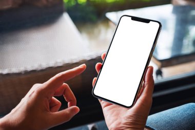 Boş beyaz masaüstü ekranlı cep telefonu tutan bir kadının görüntüsü 