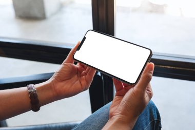 Boş beyaz masaüstü ekranlı cep telefonu tutan bir kadının görüntüsü 