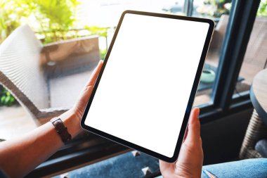 Boş beyaz masaüstü ekranlı siyah tablet bilgisayar tutan bir kadının görüntüsü