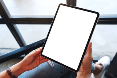 Boş beyaz masaüstü ekran ile siyah tablet pc taşıyan bir kadının en üst görünüm görüntüsü 