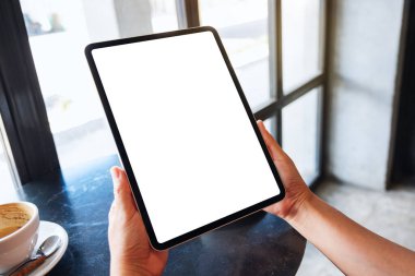 Boş beyaz masaüstü ekranlı siyah tablet bilgisayar tutan bir kadının görüntüsü