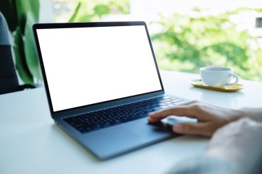 Ofiste boş beyaz masaüstü ekranı olan bir iş kadınının laptoptaki dokunmatik dokunmatik dokunmatik görüntüsü.
