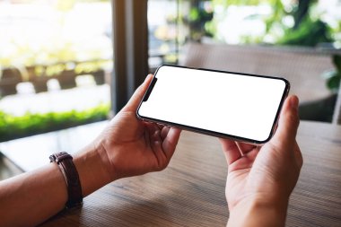 Boş beyaz masaüstü ekranlı cep telefonu tutan bir kadının görüntüsü 