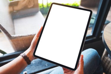 Boş beyaz masaüstü ekranlı siyah tablet bilgisayar tutan bir kadının görüntüsü