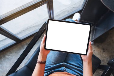 Boş beyaz masaüstü ekran ile siyah tablet pc taşıyan bir kadının en üst görünüm görüntüsü 