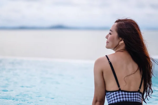 Young Asian Woman Relaxing Infinity Swimming Pool Looking Beautiful Sea — 스톡 사진