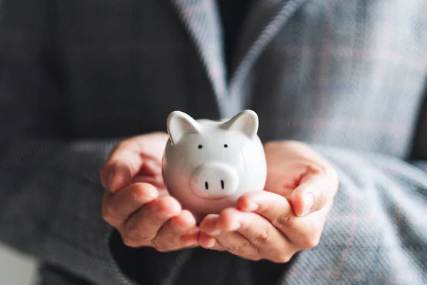 Imagem Perto Uma Empresária Segurando Banco Porquinho Para Economizar Dinheiro — Fotografia de Stock