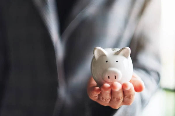 Imagem Perto Uma Empresária Segurando Banco Porquinho Para Economizar Dinheiro — Fotografia de Stock