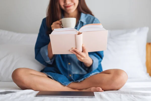 Vacker Ung Kvinna Läser Bok Och Dricker Varmt Kaffe Vit — Stockfoto