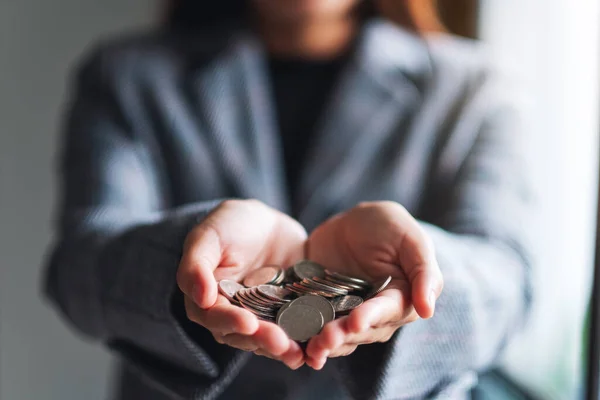 Imagem Close Uma Mulher Segurando Moedas Nas Mãos — Fotografia de Stock