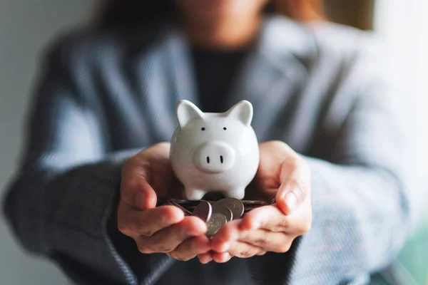 Imagem Perto Uma Mulher Segurando Banco Porquinho Moedas Nas Mãos — Fotografia de Stock