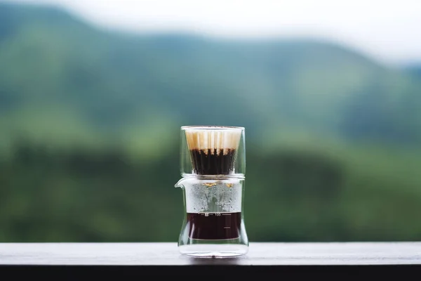 Drip Caffè Preparato Tavolo Legno Con Sfondo Natura Offuscata — Foto Stock