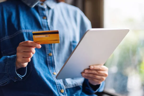 Szoros Kép Egy Fiatal Kezében Hitelkártya Használata Közben Tabletta — Stock Fotó