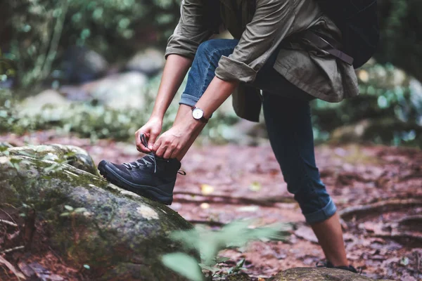 Imagen Cerca Una Mujer Excursionista Atando Cordones Zapatos Preparándose Para — Foto de Stock