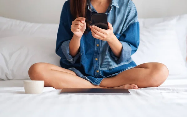 Image Rapprochée Une Jeune Femme Qui Utilise Regarde Téléphone Portable — Photo