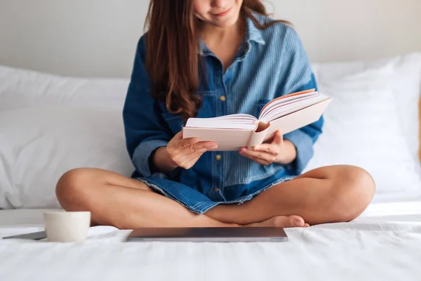 Vacker Ung Kvinna Läser Bok När Hon Sitter Vit Mysig — Stockfoto