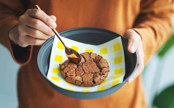 Крупный План Женщины Поедающей Вкусное Шоколадное Печенье Ложкой — стоковое фото