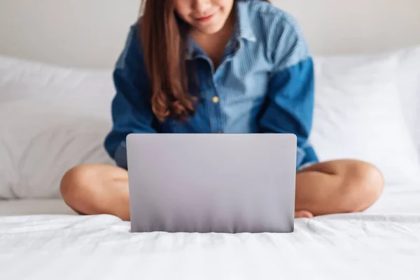 Beautiful Asian Woman Using Working Laptop Computer While Sitting White — Stock Photo, Image