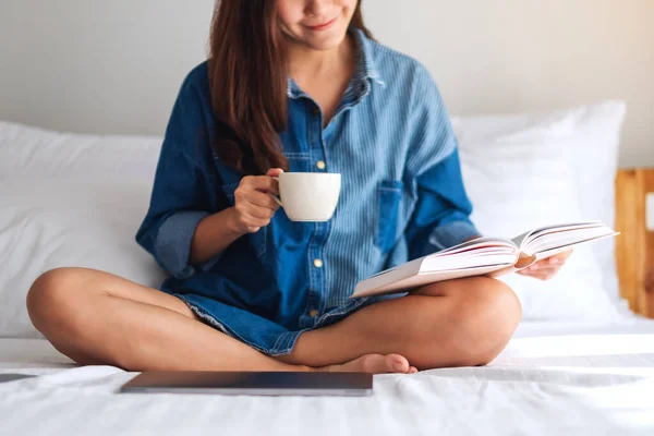 Eine Schöne Junge Asiatische Frau Liest Buch Und Trinkt Heißen — Stockfoto