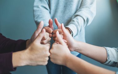 İnsanlar el işaretlerini daire şeklinde işaretliyor.