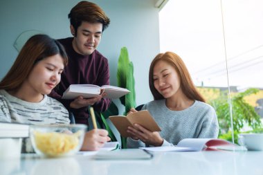 Bir grup genç öğrenci ders veriyor ve arkadaşlarıyla ders çalışıyor.