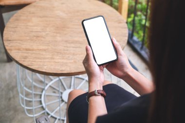 Boş beyaz masaüstü ekranlı cep telefonu tutan bir kadının görüntüsü