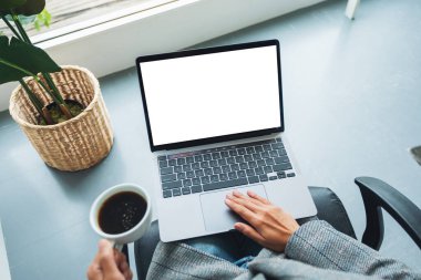 Ofiste boş beyaz masaüstü ekranı olan bir iş kadınının laptoptaki dokunmatik dokunmatik görüntüsü.