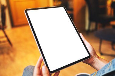 Boş beyaz masaüstü ekranlı dijital tableti tutan bir kadının görüntüsü