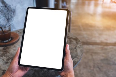 Boş beyaz masaüstü ekranlı dijital tableti tutan bir kadının görüntüsü