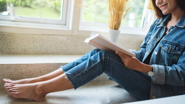 Närbild Vacker Asiatisk Kvinna Sitter Och Läser Bok Hemma — Stockfoto