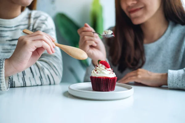 Two Women Enjoyed Eating Red Velvet Cup Cake Together — стоковое фото