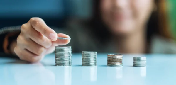 お金の概念を保存するためのテーブルの上にコインを保持し 積層ビジネス女性 — ストック写真
