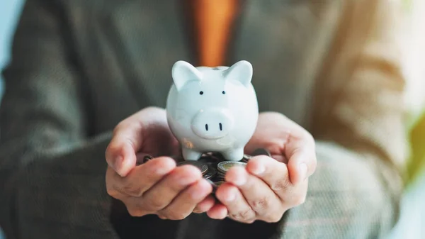 Imagem Perto Uma Mulher Segurando Banco Porquinho Moedas Nas Mãos — Fotografia de Stock