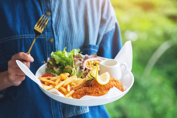 Imagem Perto Uma Mulher Segurando Comendo Peixe Batatas Fritas Mesa — Fotografia de Stock