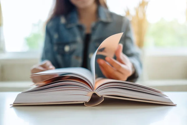 Närbild Kvinna Som Sitter Och Läser Bok — Stockfoto