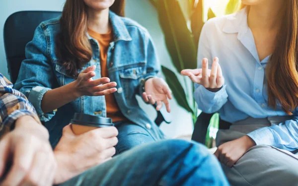 Grupo Jóvenes Sentados Hablando Juntos — Foto de Stock