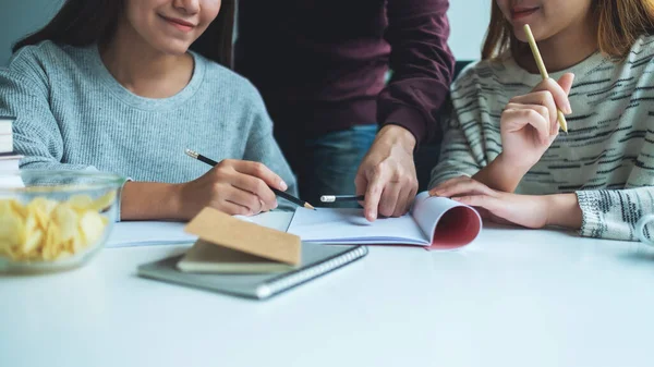 Grupo Jóvenes Estudiantes Tutoría Ponerse Día Libro Trabajo Con Amigos — Foto de Stock