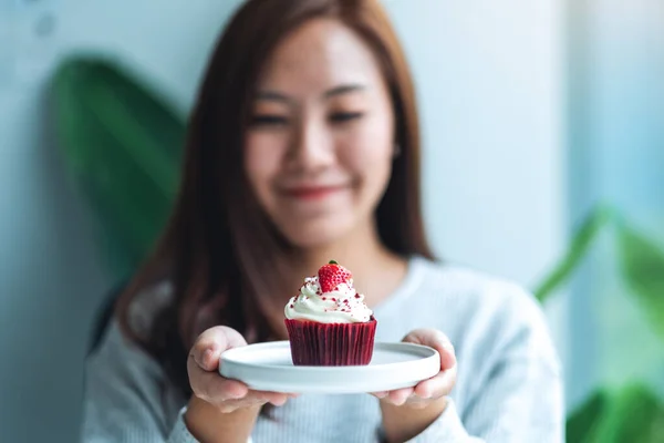 Красивая Азиатка Держит Тарелку Красного Бархатного Торта — стоковое фото