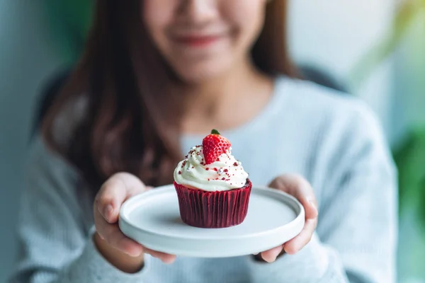 Красивая Азиатка Держит Тарелку Красного Бархатного Торта — стоковое фото