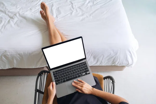 Widok Góry Makieta Obraz Kobiety Pracującej Dotykającej Laptopie Touchpad Pustym — Zdjęcie stockowe