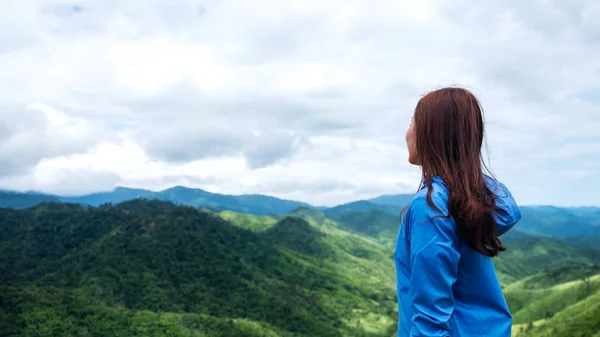 Retrato Una Mujer Viajera Mirando Una Hermosa Vista Las Montañas — Foto de Stock