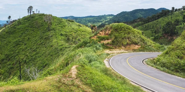 Güzel dağların manzara görüntüsü, sokak ve manzarası.