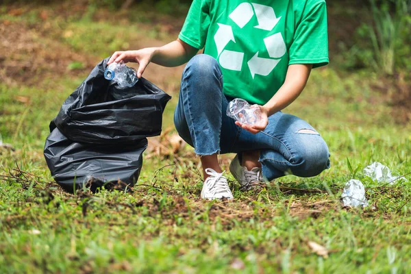 Zbliżenie Obrazu Aktywistki Podnoszącej Plastikowe Butelki Śmieci Plastikowej Torby Parku — Zdjęcie stockowe