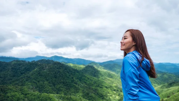 Imagen Retrato Viajera Femenina Con Una Hermosa Vista Las Montañas —  Fotos de Stock