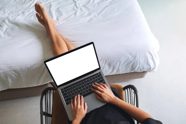 Top View Makieta Obrazu Kobiety Pomocą Wpisując Laptopie Pustym Białym — Zdjęcie stockowe